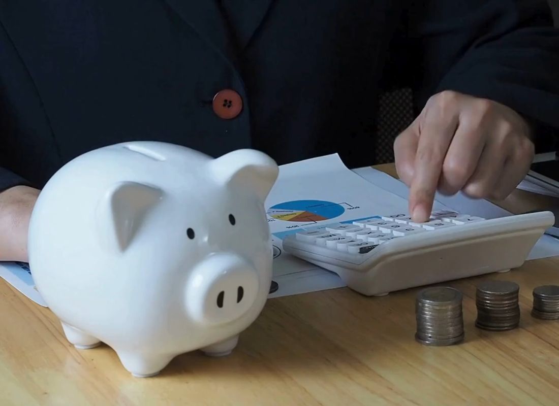 osoba računa na kalkulatoru i prikaz kako štedi